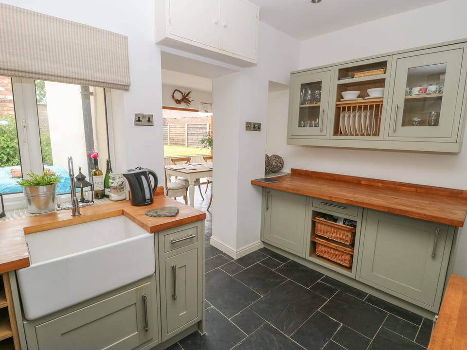 Cottage | Private kitchen | Fridge, microwave, dishwasher, electric kettle