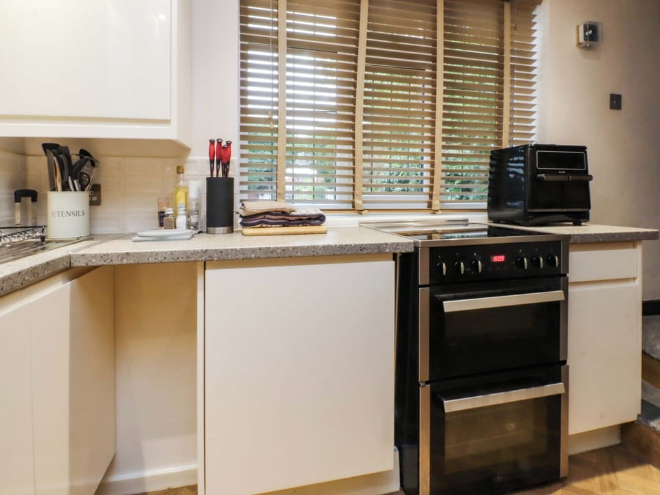 Cottage | Private kitchen | Fridge, dishwasher, cookware/dishes/utensils