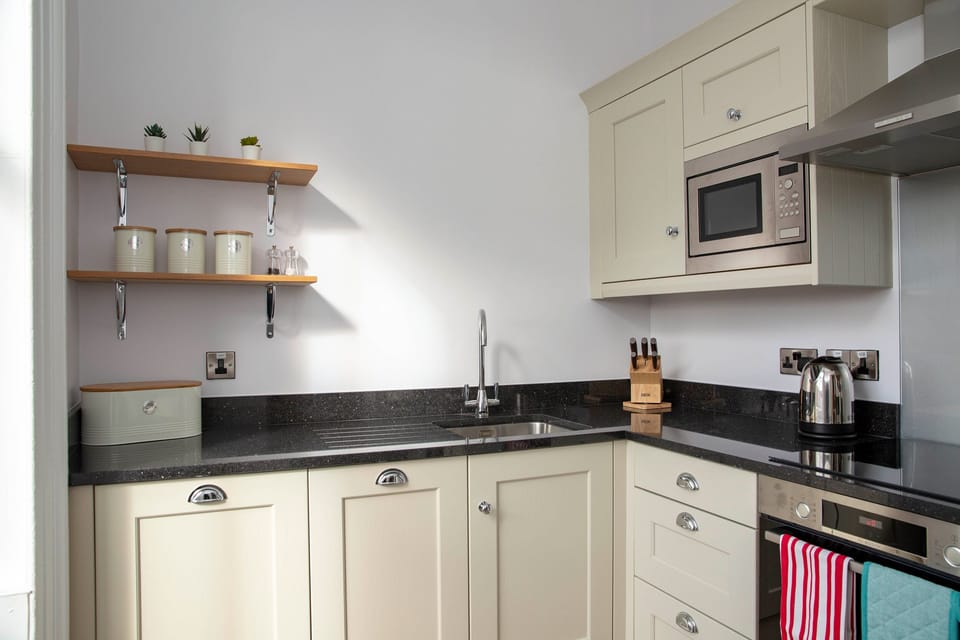 Cottage | Private kitchen | Fridge, electric kettle, toaster, cookware/dishes/utensils