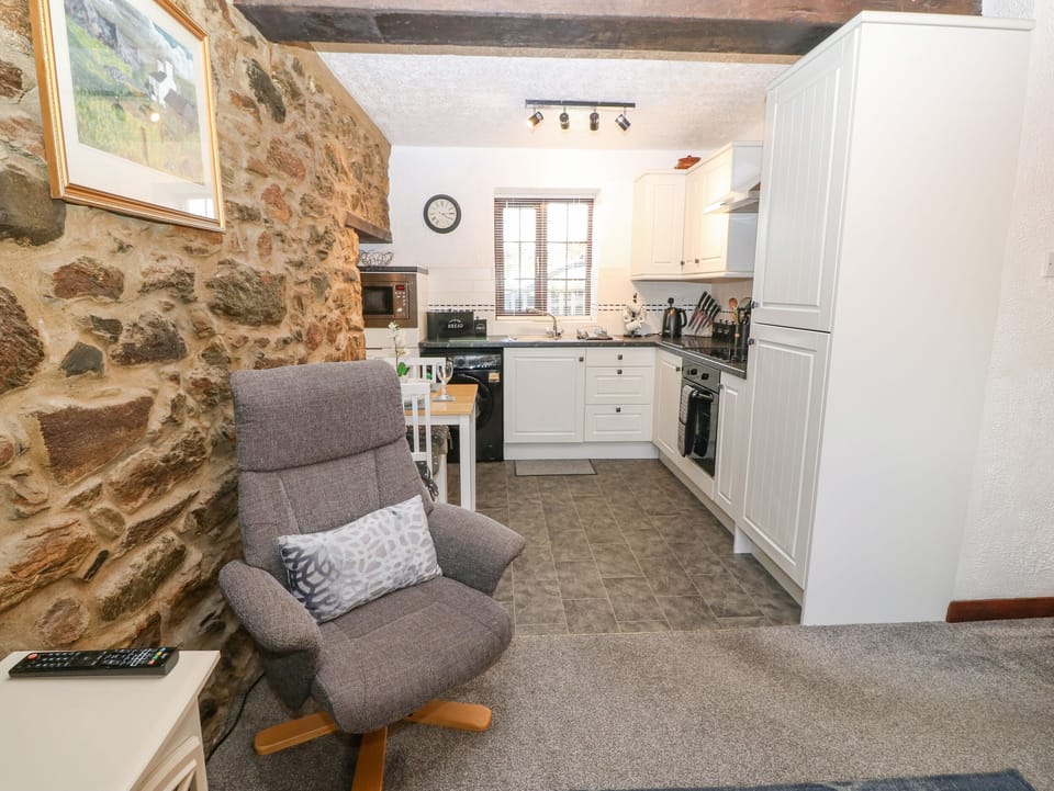 Cottage | Private kitchen | Fridge, microwave, cookware/dishes/utensils