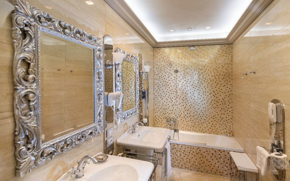 Panoramic Studio Suite | Bathroom | Free toiletries, bathrobes, slippers, bidet