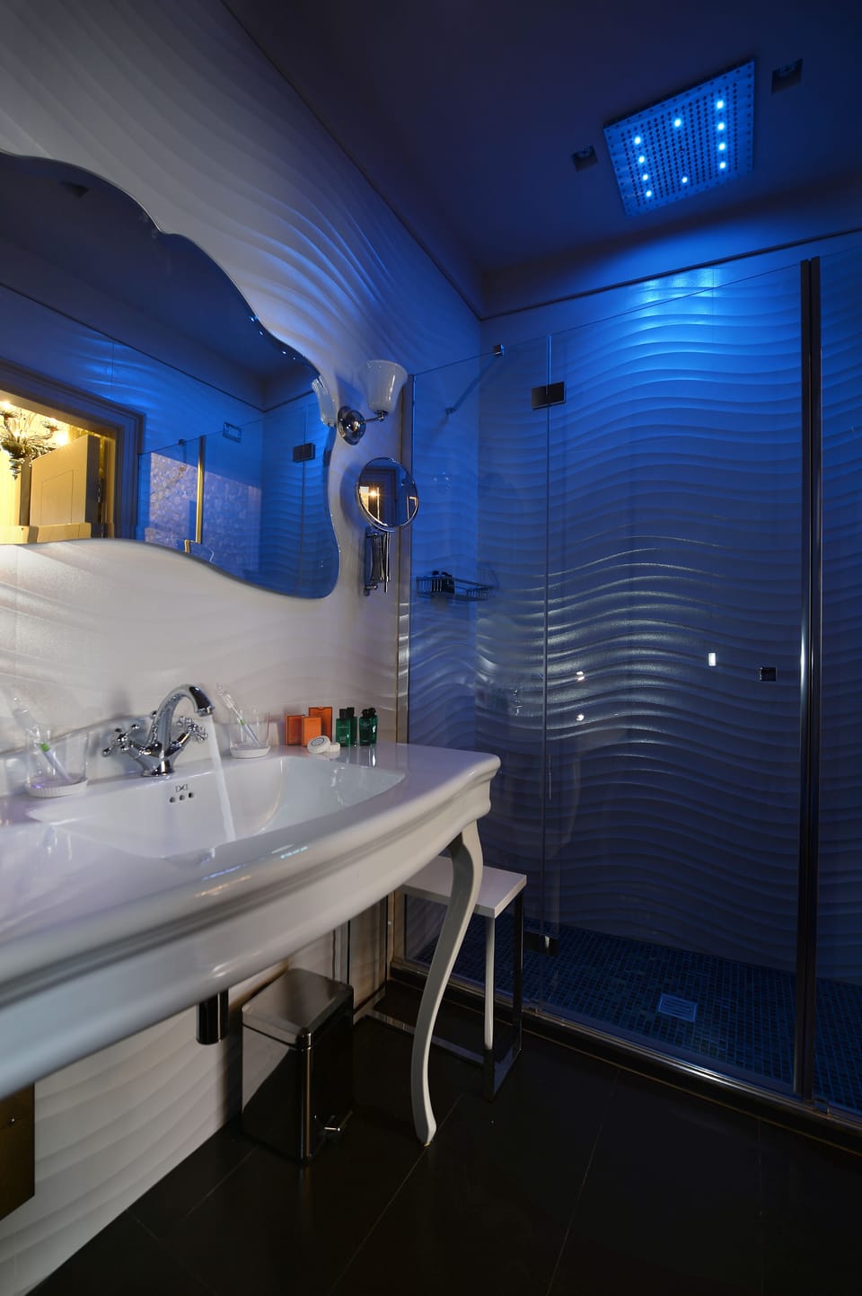 Suite, Canal View | Bathroom | Free toiletries, bathrobes, slippers, bidet