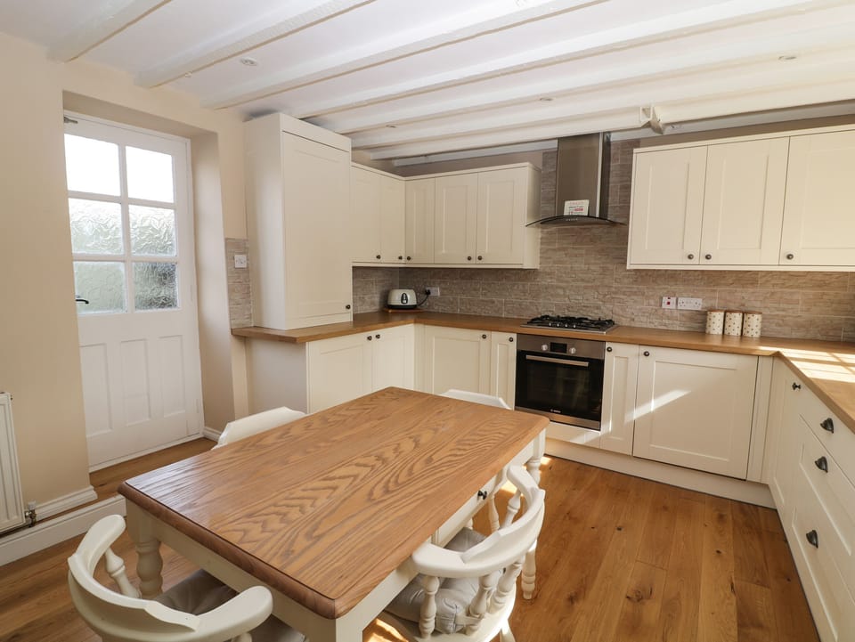 Cottage | Private kitchen | Fridge, dishwasher, electric kettle, toaster