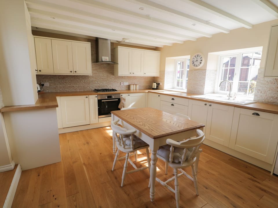 Cottage | Private kitchen | Fridge, dishwasher, electric kettle, toaster