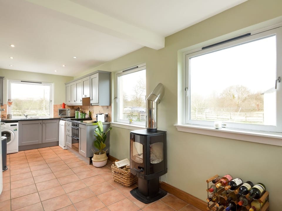 Cottage | Private kitchen | Fridge, cookware/dishes/utensils