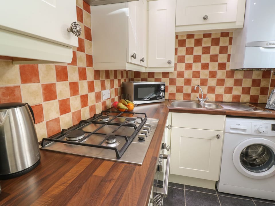 Cottage | Private kitchen | Fridge, microwave, electric kettle, toaster