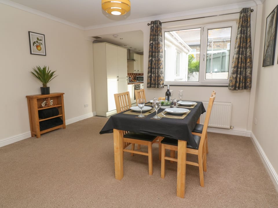 Cottage | Private kitchen | Fridge, electric kettle, toaster, cookware/dishes/utensils