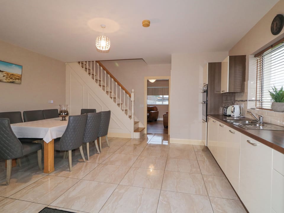 Cottage | Private kitchen | Fridge, dishwasher, electric kettle, toaster