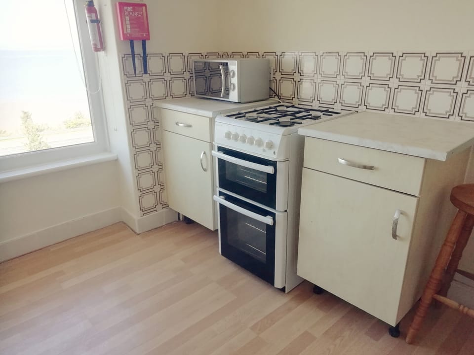 Cottage | Private kitchen | Fridge, electric kettle, toaster, cookware/dishes/utensils