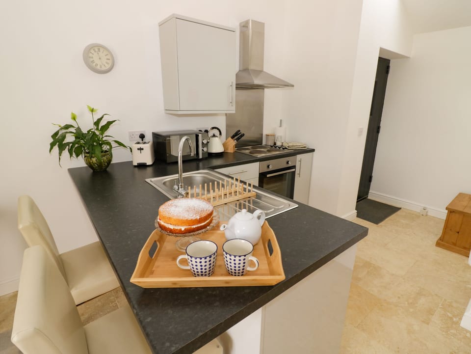 Cottage | Private kitchen | Fridge, microwave, electric kettle, toaster