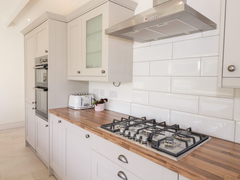 Cottage | Private kitchen | Fridge, microwave, dishwasher, electric kettle
