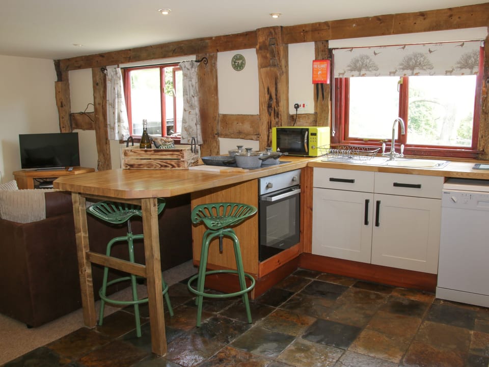Cottage | Private kitchen | Fridge, microwave, dishwasher, electric kettle