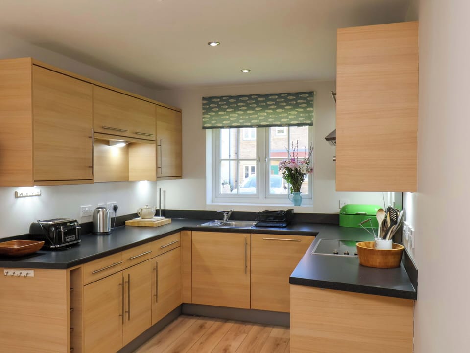 Fridge, dishwasher, cookware/dishes/utensils