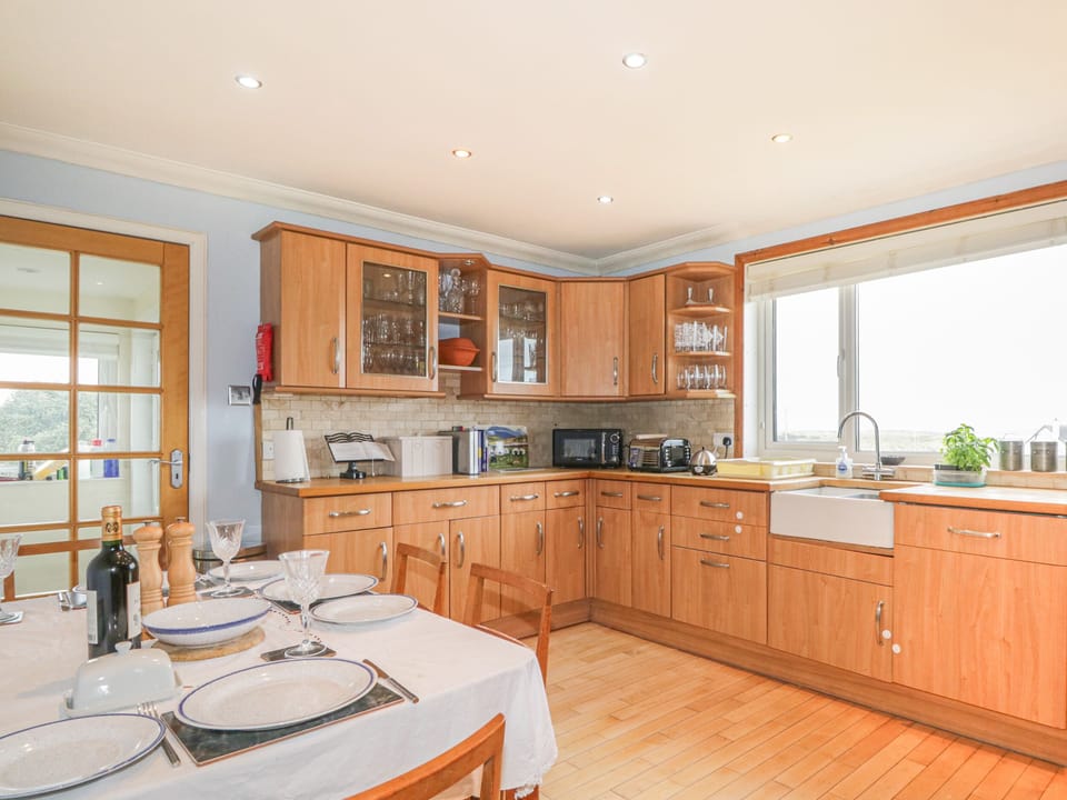 Cottage | Private kitchen | Fridge, dishwasher, cookware/dishes/utensils