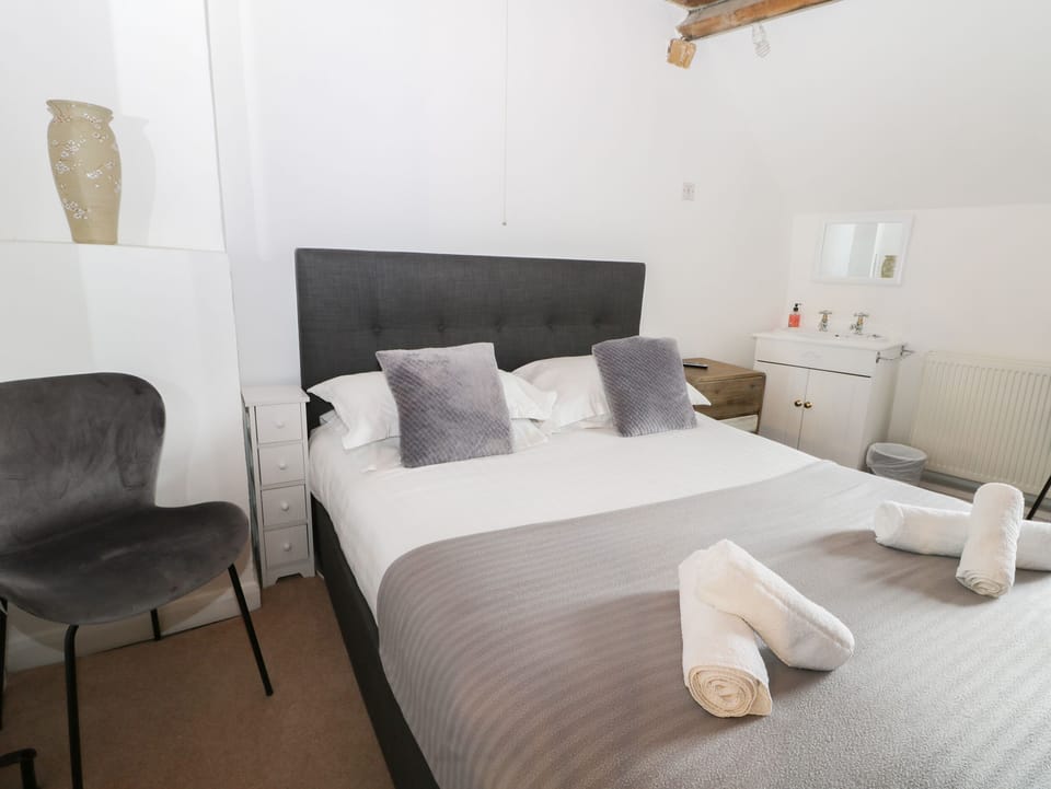 Cottage | 2 bedrooms, cribs/infant beds, WiFi (free), individually decorated