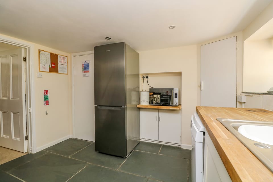 Cottage | Private kitchen | Fridge, microwave, dishwasher, electric kettle