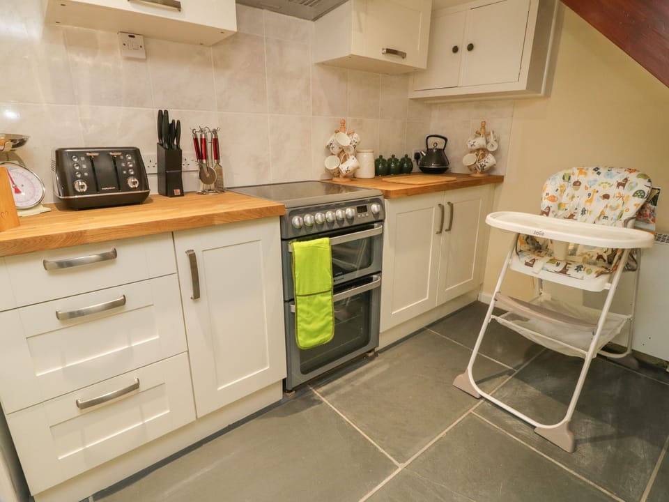 Cottage | Private kitchen | Fridge, dishwasher, electric kettle, toaster
