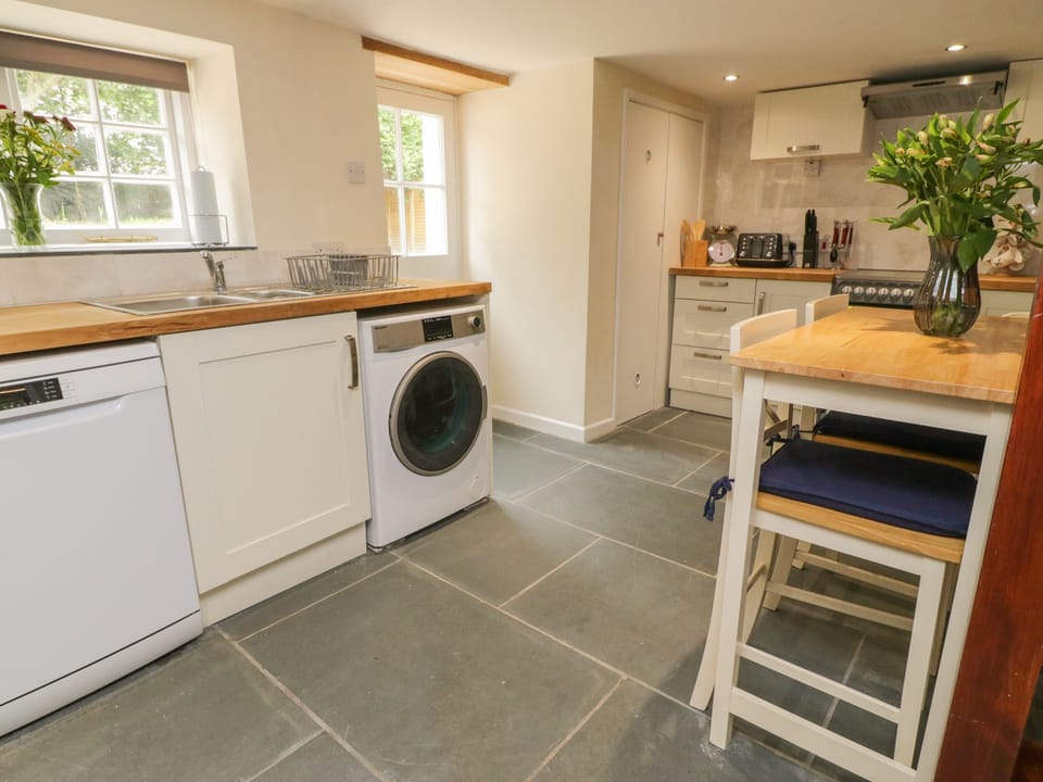 Cottage | Private kitchen | Fridge, microwave, dishwasher, electric kettle