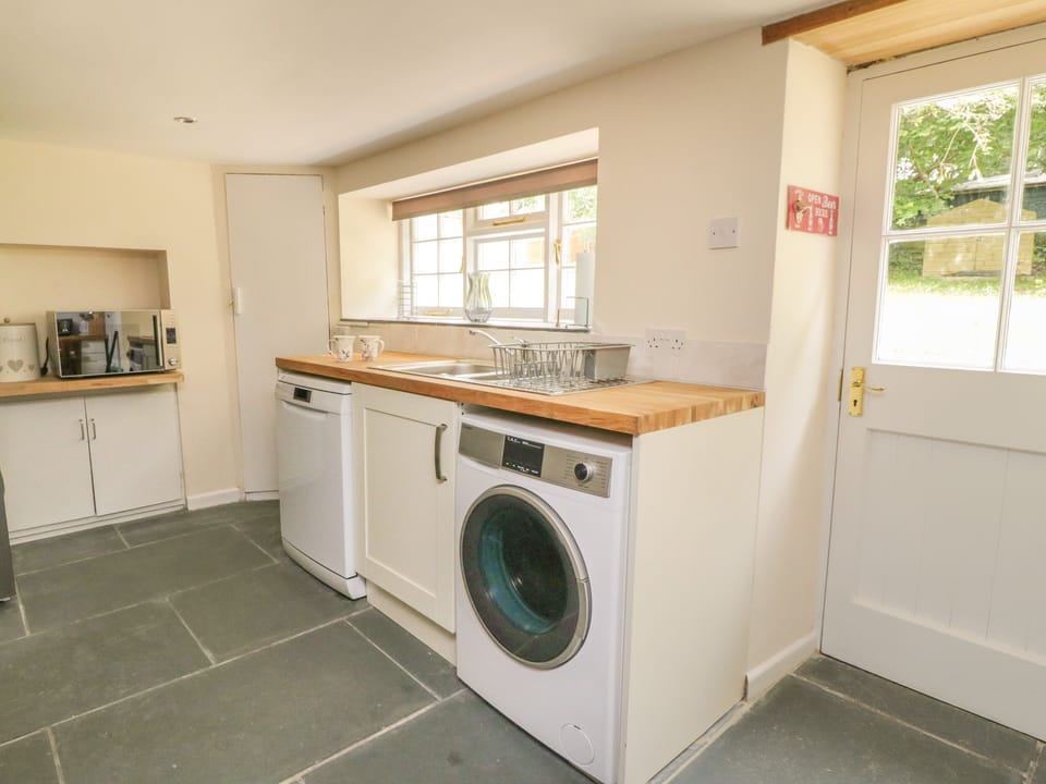 Cottage | Private kitchen | Fridge, microwave, dishwasher, electric kettle