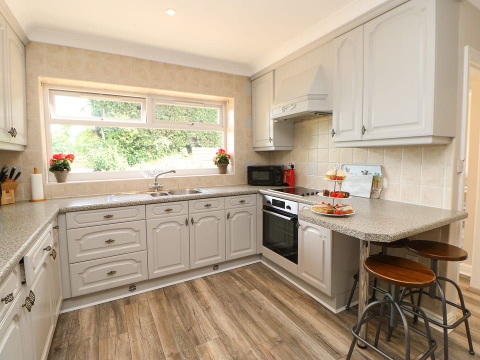 Cottage | Private kitchen | Fridge, dishwasher, cookware/dishes/utensils