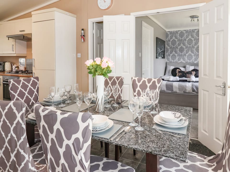 Cottage | Dining