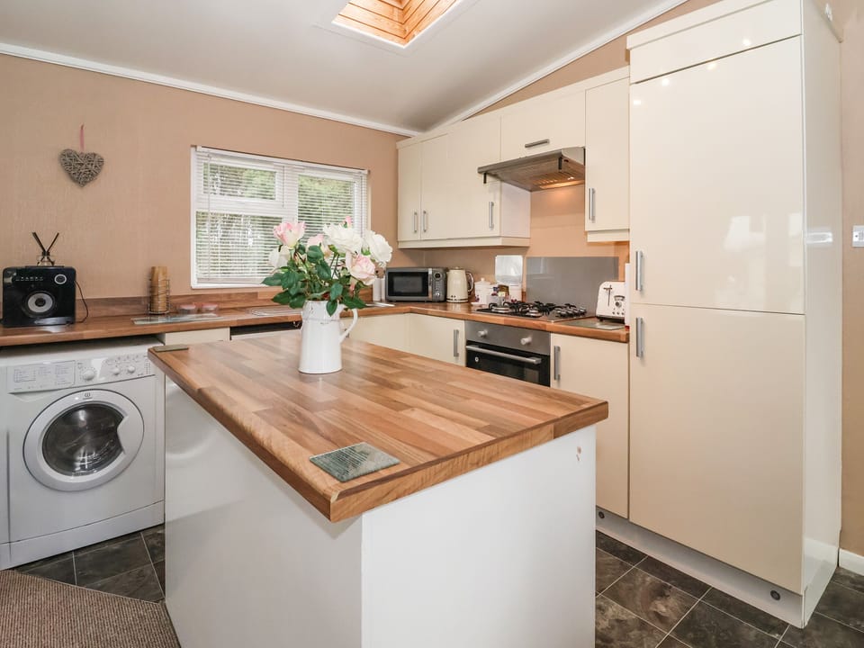 Cottage | Private kitchen | Fridge, microwave, dishwasher, electric kettle