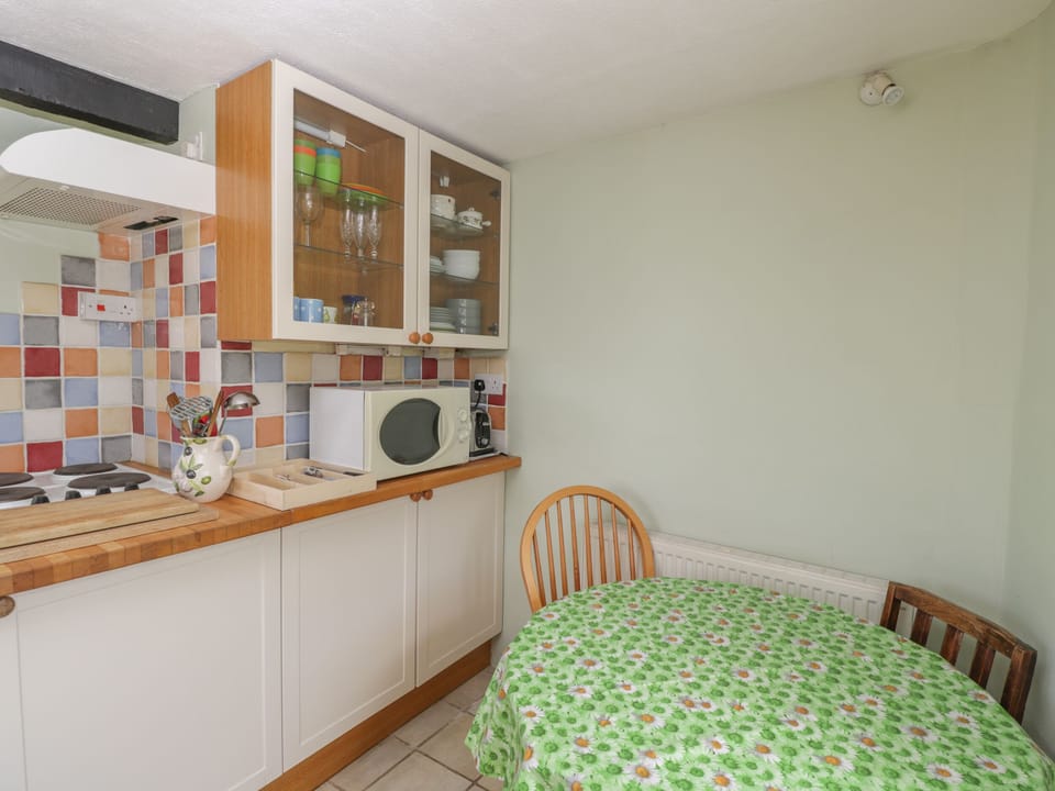 Cottage | Private kitchen | Fridge, microwave, cookware/dishes/utensils