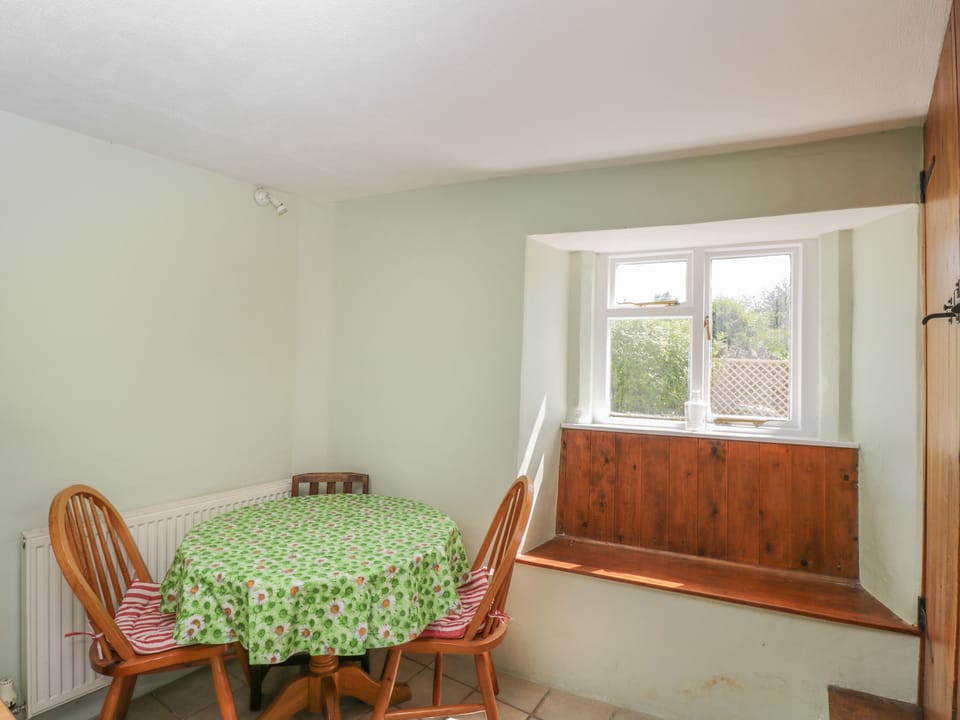 Cottage | Private kitchen | Fridge, microwave, cookware/dishes/utensils