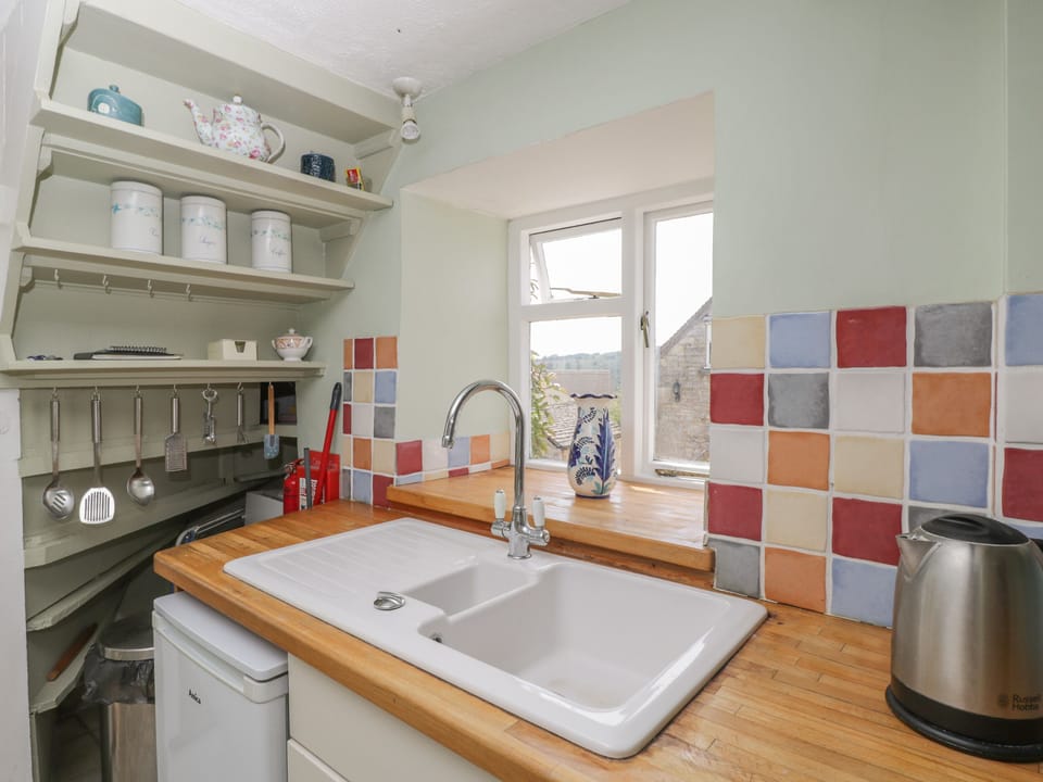 Cottage | Private kitchen | Fridge, microwave, cookware/dishes/utensils