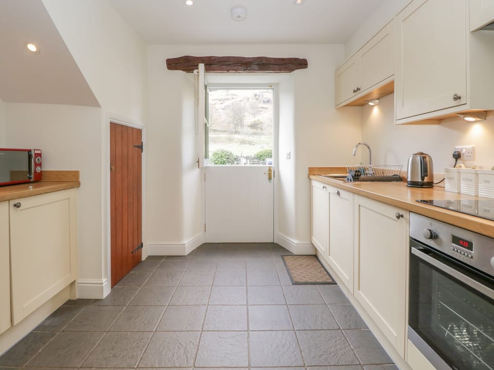 Cottage | Private kitchen | Fridge, dishwasher, electric kettle, toaster