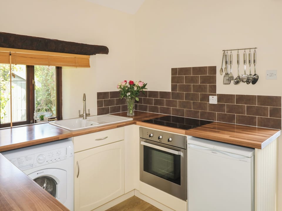 Cottage | Private kitchen | Fridge, microwave, dishwasher, electric kettle