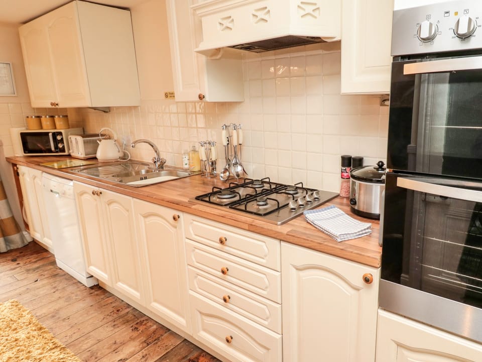 Cottage | Private kitchen | Fridge, microwave, dishwasher, cookware/dishes/utensils