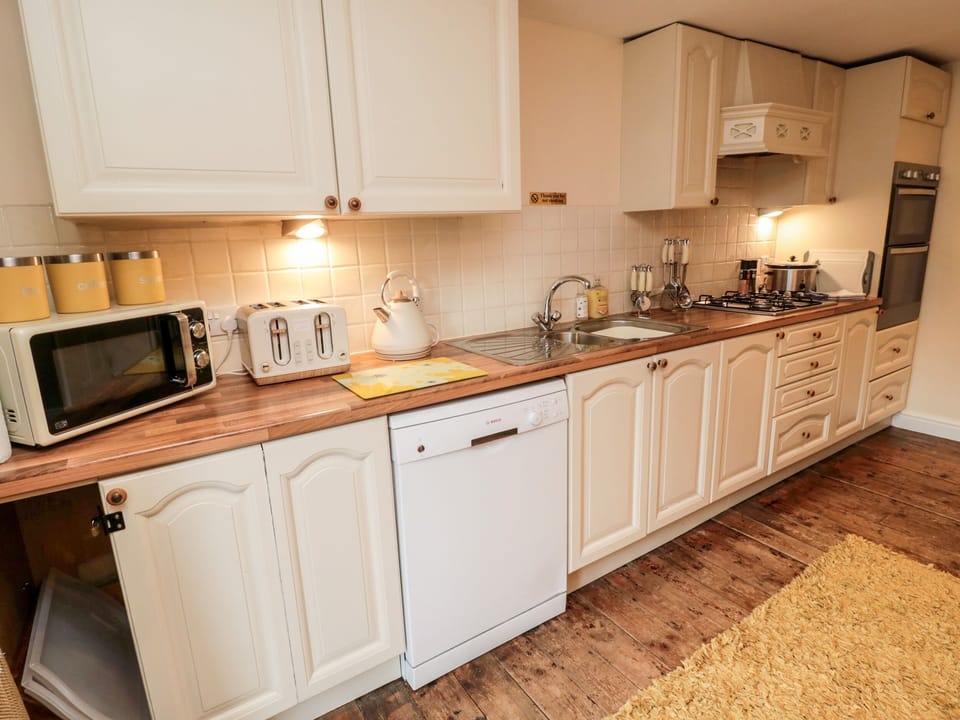 Cottage | Private kitchen | Fridge, microwave, dishwasher, cookware/dishes/utensils