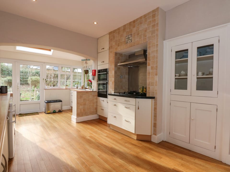 Fridge, dishwasher, cookware/dishes/utensils