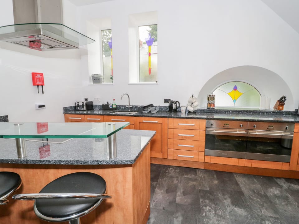 Cottage | Private kitchen | Fridge, microwave, dishwasher, cookware/dishes/utensils