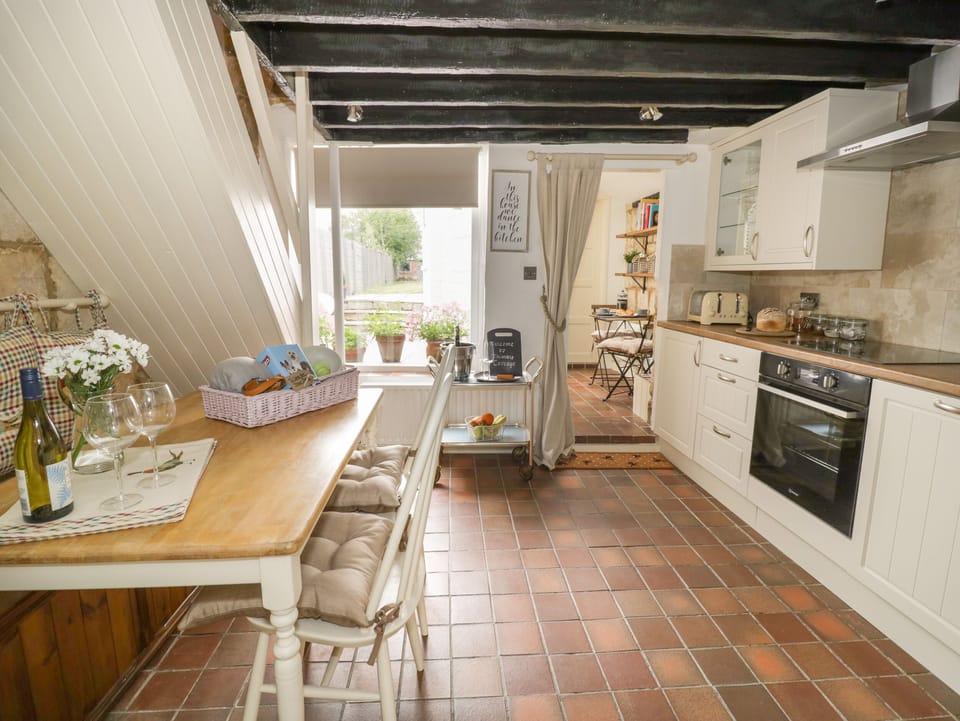 Cottage | Private kitchen | Fridge, microwave, dishwasher, electric kettle