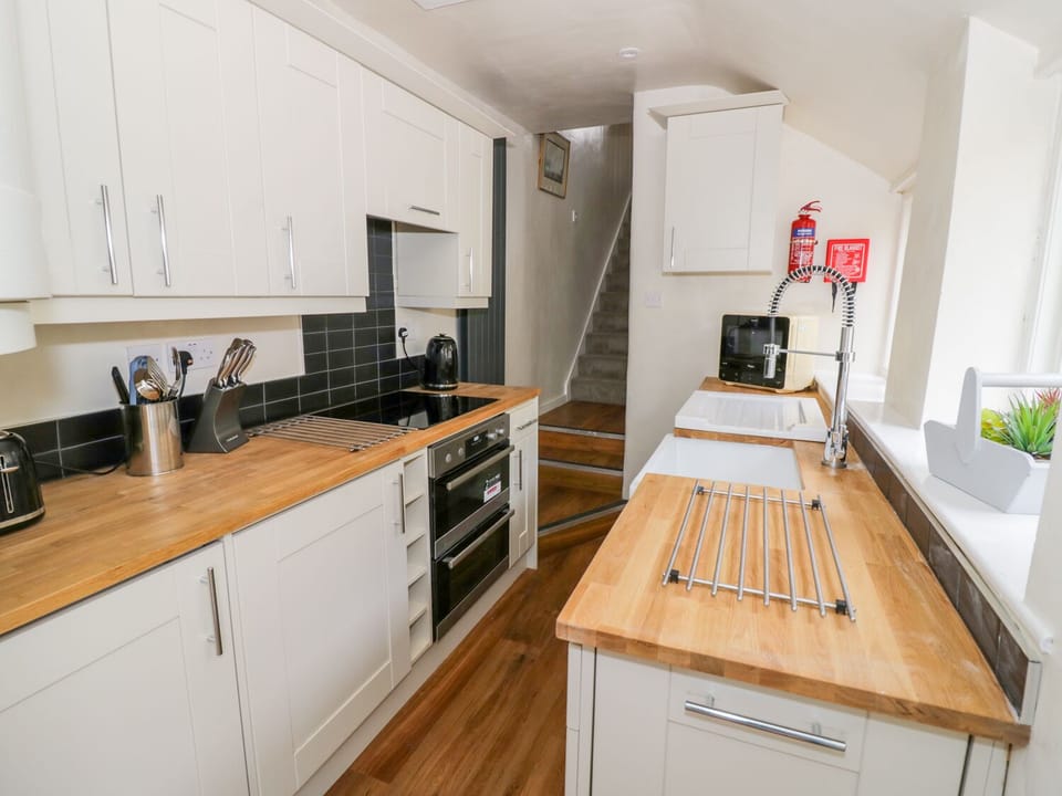 Cottage | Private kitchen | Fridge, dishwasher, cookware/dishes/utensils