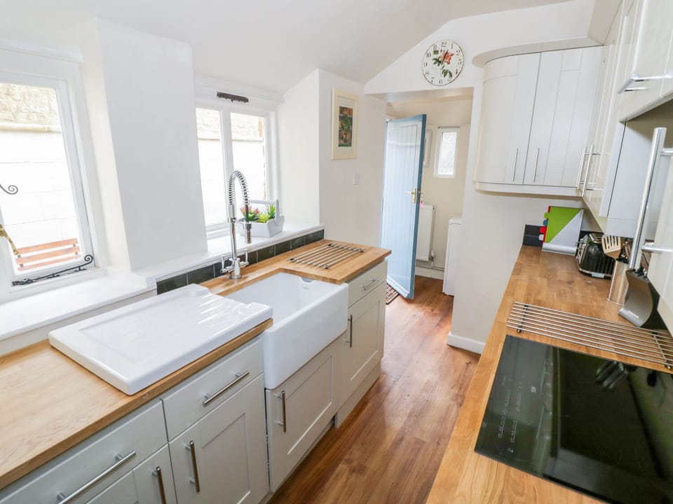 Cottage | Private kitchen | Fridge, dishwasher, cookware/dishes/utensils