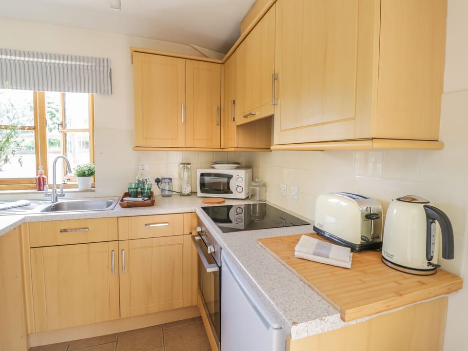 Cottage | Private kitchen | Fridge, electric kettle, cookware/dishes/utensils