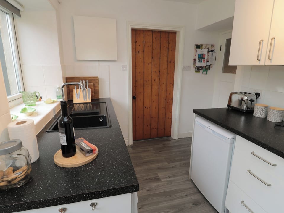 Cottage | Private kitchen | Fridge, microwave, electric kettle, toaster