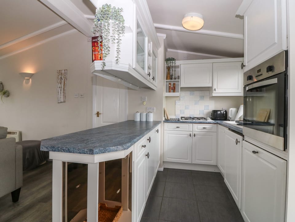 Cottage | Private kitchen | Fridge, microwave, dishwasher, electric kettle
