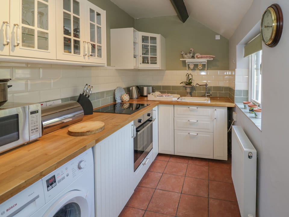 Cottage | Private kitchen | Fridge, microwave, electric kettle, cookware/dishes/utensils