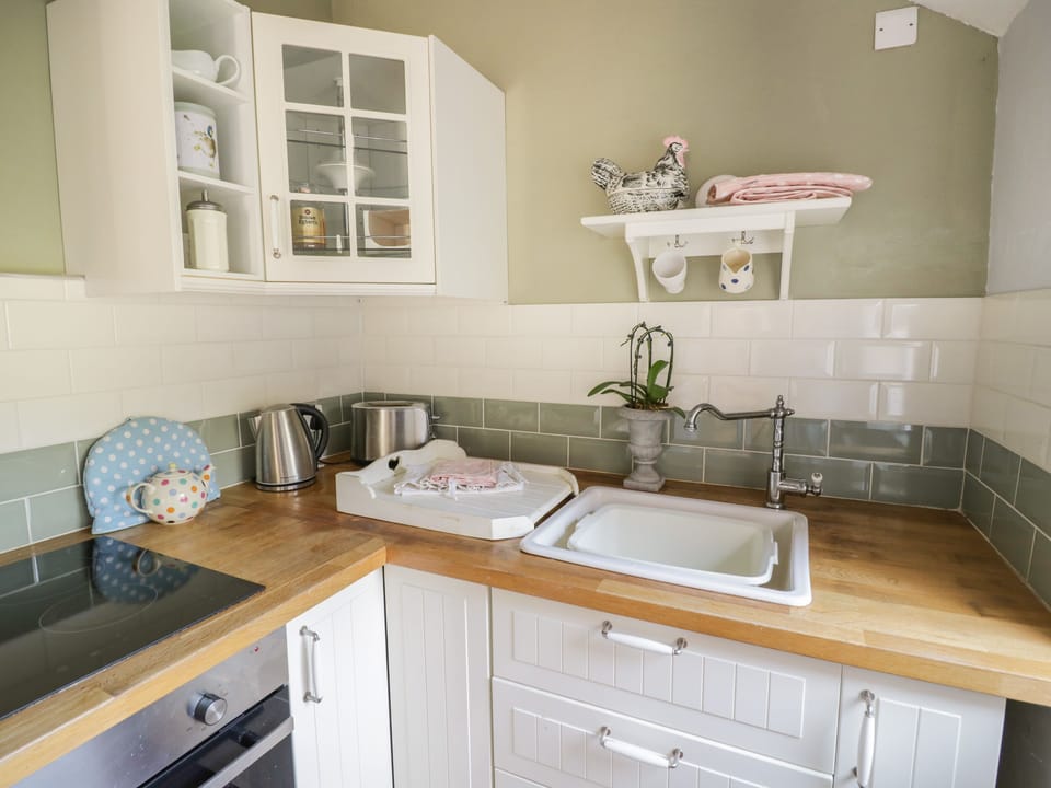 Cottage | Private kitchen | Fridge, microwave, electric kettle, cookware/dishes/utensils