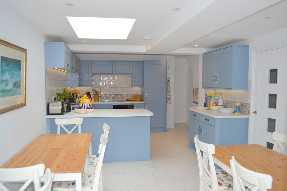 Cottage | Private kitchen | Fridge, dishwasher, electric kettle, toaster