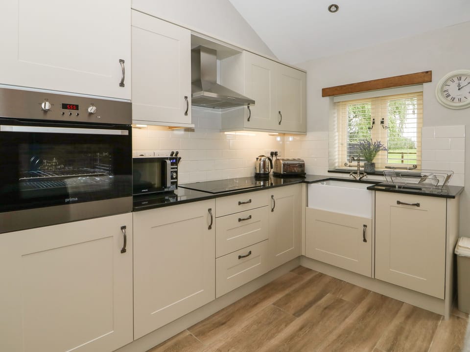 Cottage | Private kitchen | Fridge, microwave, dishwasher, electric kettle