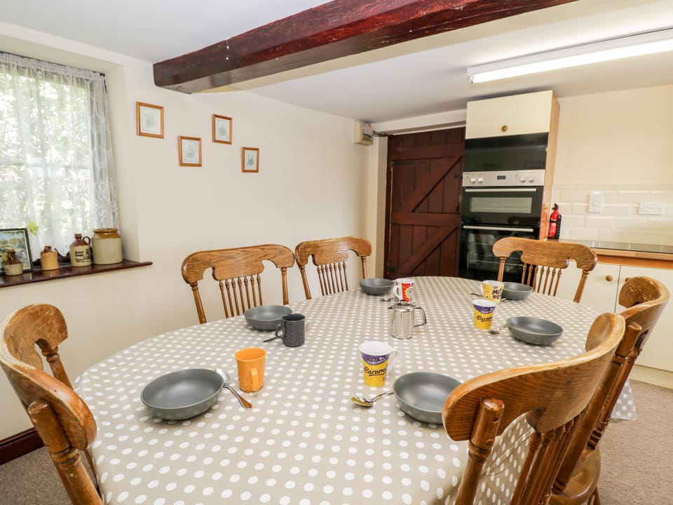 Cottage | Private kitchen | Fridge, microwave, electric kettle, toaster