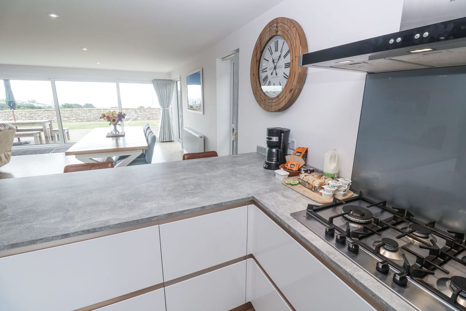 Cottage | Private kitchen | Fridge, dishwasher, electric kettle, toaster