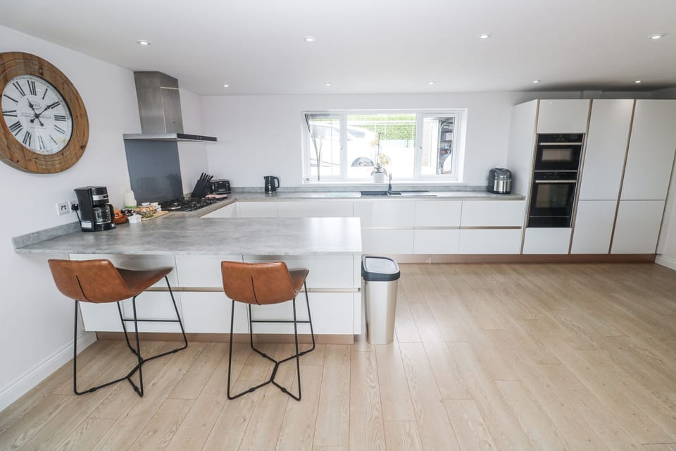 Cottage | Private kitchen | Fridge, dishwasher, electric kettle, toaster
