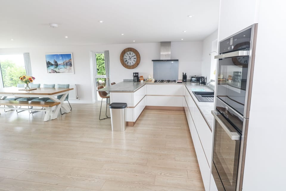 Cottage | Private kitchen | Fridge, dishwasher, electric kettle, toaster