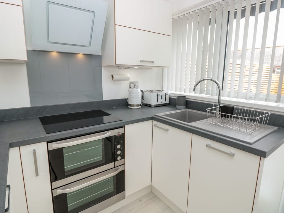 Cottage | Private kitchen | Fridge, dishwasher, cookware/dishes/utensils
